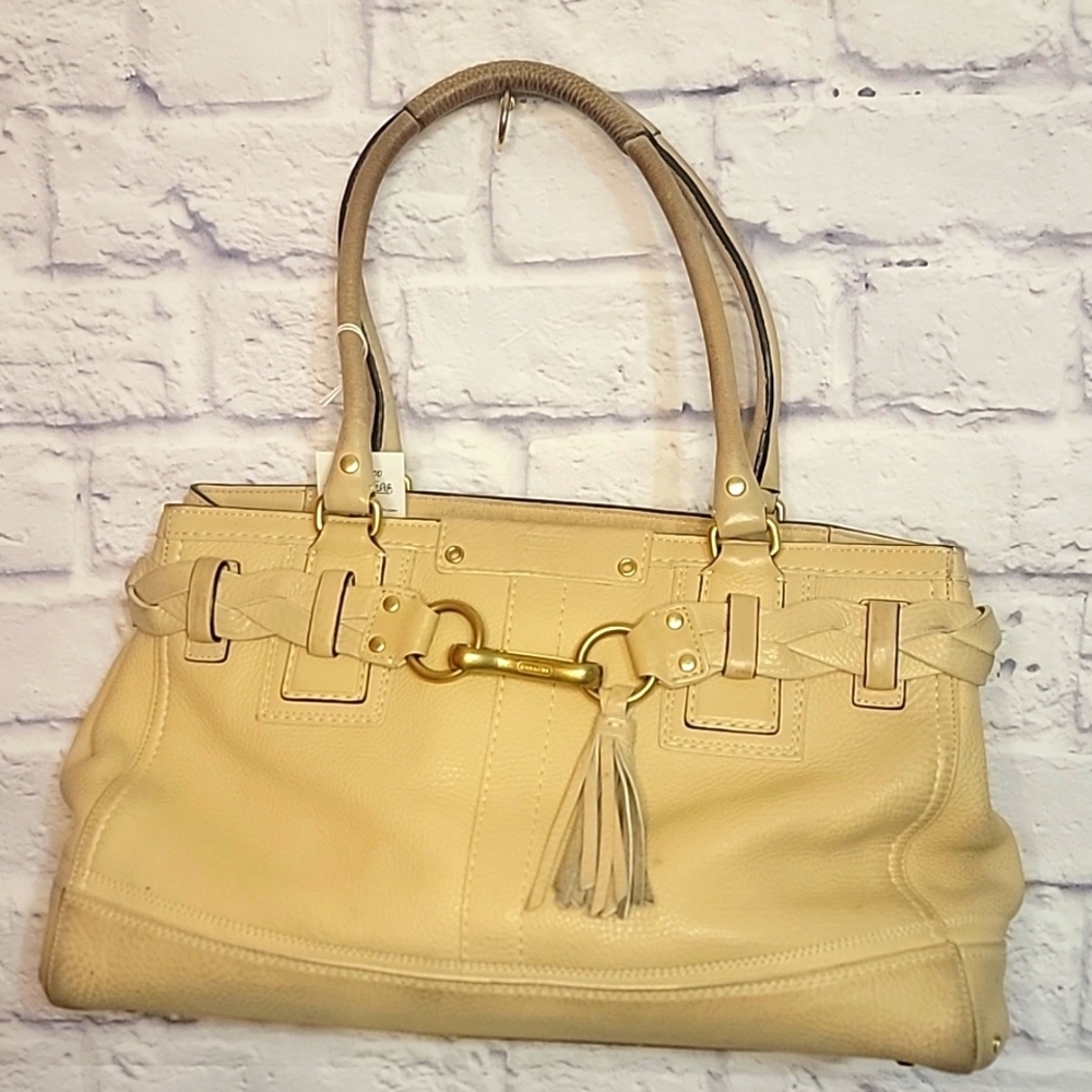 Coach bag Leather Beige Over the shoulder Medium zipper closure